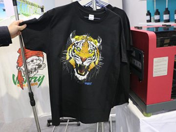 Čierna T-shirt displej