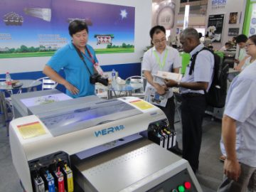 Kolega starostlivo vysvetľuje